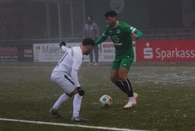 Jona Deifuß (SGM in Grün) im Zweikampf mit einem Spieler des BV Bad Sassendorf.