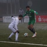 Jona Deifuß (SGM in Grün) im Zweikampf mit einem Spieler des BV Bad Sassendorf.