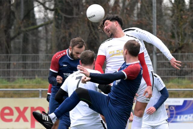 Ein Kopfball-Duell.