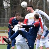 Ein Kopfball-Duell.
