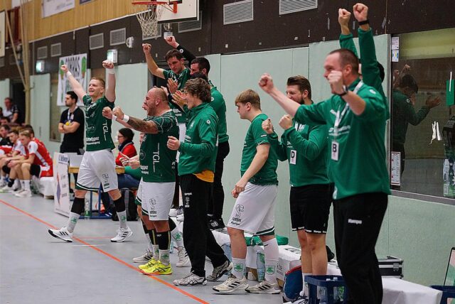 Thomas Brannekämper (r.) und die Cobras reißen die Arme hoch. Der SuS Oberaden hat das Derby gegen den RSV Altenbögge gewonnen.