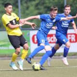 Spieler des SV Südkirchen und der Werner SC II im Kampf um den Ball.