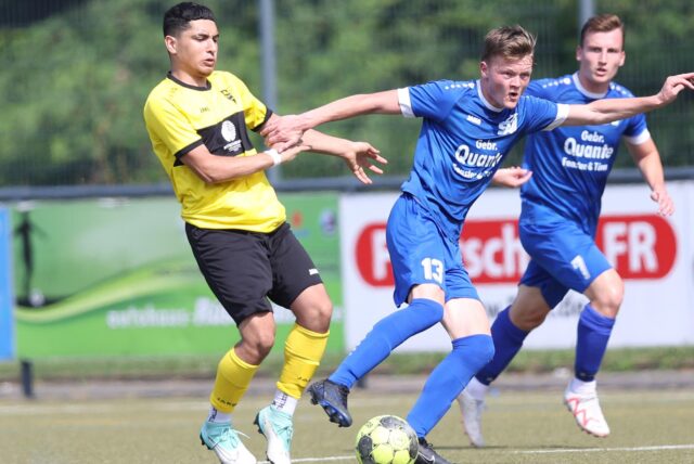 Spieler des SV Südkirchen und der Werner SC II im Kampf um den Ball.