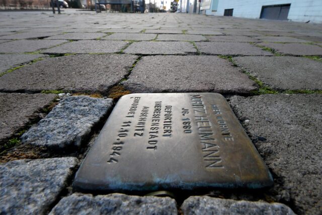 Der erste Stolperstein, der in Selm verlegt wurde, erinnert an das Leben – und die Ermordung – von Moritz Heumann.