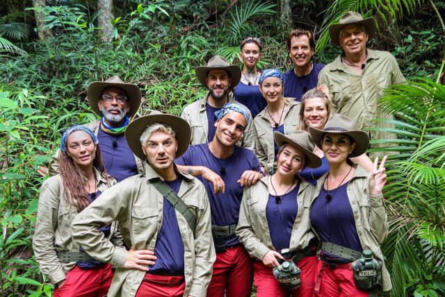 Die Teilnehmer Lilly Becker, Pierre Sanoussi-Bliss, Sam Dylan, Maurice Dziwak, Timur Ülker, Edith Stehfest, Anna-Carina Woitschack, Alessia Herren, Jörg Dahlmann, Nina Bott, Yeliz Koc und Jürgen Hingsen vor dem Start des Dschungelcamps 2025.