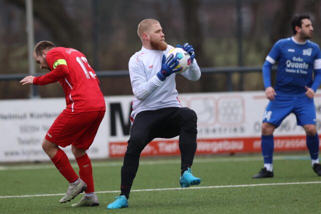 Nils Dornhege vom SV Südkirchen hält den Ball in den Händen.
