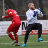 Nils Dornhege vom SV Südkirchen hält den Ball in den Händen.
