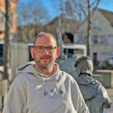 Ein Porträt von Oliver Lückmann, er lächelt in die Kamera.