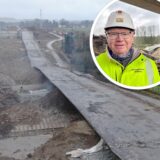 Karl-Heinz Bühring ist mit 73 Jahren der älteste noch aktive Sprengmeister in Deutschland. Am 26. Januar war er hauptverantwortlich für die Sprengung der Liedbachtalbrücke südlich des Autobahnkreuzes Dortmund/Unna. Auf dem Bild ist der bereits gesprengte Teil der Liedbachtalbrücke zu sehen. Bühring ist eingekreist und trägt eine gelbe Warnweste und einen weißen Schutzhelm.