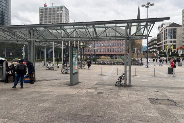 Bahnhofsvorplatz des Dortmunder Hauptbahnhofs.