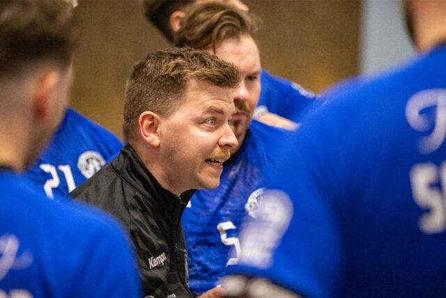 Kai Wortmann, Trainer SG Handball Kamen, hält eine Ansprache an sein Team.