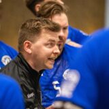 Kai Wortmann, Trainer SG Handball Kamen, hält eine Ansprache an sein Team.