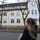 Die Mutter, deren Sohn gemobbt wird, weil er kein Muslim ist, steht vor der Schopenhauer-Grundschule in Dortmund.