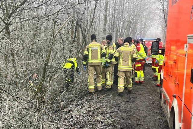 Einsatzkräfte im Wald.