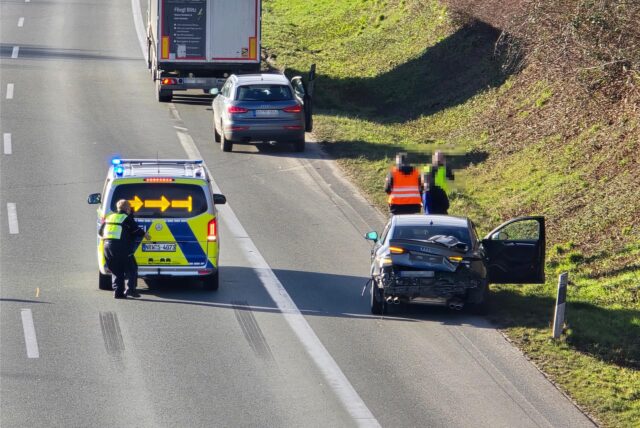 Ein Streifenwagen der Polizei sichert die Unfallstelle auf der A2 bei Dortmund ab.