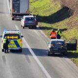 Ein Streifenwagen der Polizei sichert die Unfallstelle auf der A2 bei Dortmund ab.