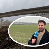 HA-Reporter Stefan Schier mit einer Live-Berichterstattung über die Sprengung der Liedbachtalbrücke südlich des Autobahnkreuzes Dortmund/Unna. Im Hintergrund ist der Zeitpunkt der Explosion der Brückenpfeiler der Liedbachtalbrücke zu sehen.