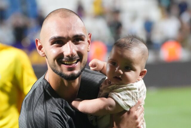 Der Ex-Schalker Ahmed Kututu, jetzt Galatasaray, nach einem Spiel mit Eyupspor mit seinem Sohn