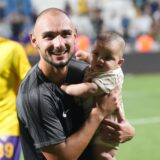 Der Ex-Schalker Ahmed Kututu, jetzt Galatasaray, nach einem Spiel mit Eyupspor mit seinem Sohn