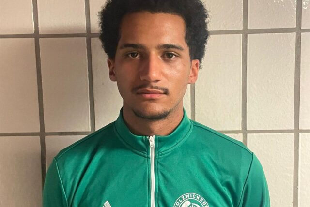Wesley Ambrose im Trainings-Outfit des Holzwickeder SC – aufgenommen ironischerweise in der Kabine seines Ex-Klubs Hammer SpVg.