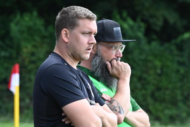 Daniel Pilzecker und Jörg Hladik-Bock stehen am Spielfeldrand.