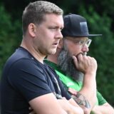 Daniel Pilzecker und Jörg Hladik-Bock stehen am Spielfeldrand.