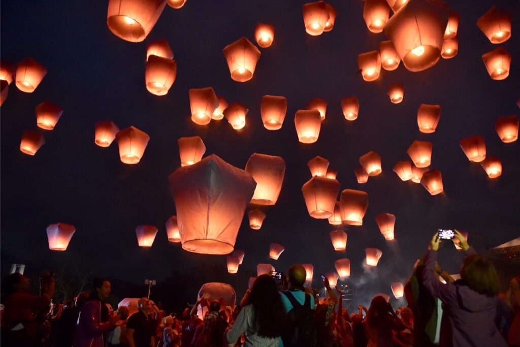 Teilnehmer des Laternenfests lassen in Taiwan Himmelslaternen in die Luft steigen. Das Laternenfest wird traditionell zwei Wochen nach dem chinesischen Neujahr gefeiert. Teilnehmer des Laternenfests lassen in Taiwan Himmelslaternen in die Luft steigen. Das Laternenfest wird traditionell zwei Wochen nach dem chinesischen Neujahr gefeiert.