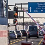 Bauarbeiter sperren die A43 mit einer Ampelschranke ab. (Symbolbild)