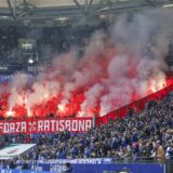 10.11.2024, Fussball, Saison 2024/2025, 2. Bundesliga, 12. Spieltag, FC Schalke 04 – Jahn Regensburg, Fans von Jahn Regensburg zünden Pyrotechnik