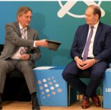 Bei der Podiumsdiskussion Sitznachbarn, aber in der Sache uneins: AfD-Kandidat Georg Schroeter neben Arnd Hilwig (CDU). Kanzlerkandidat Friedrich Merz muss sich gegen Vorwürfe wehren, die CDU lasse die Brandmauer nach Rechts bröckeln.