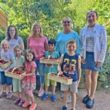 Mit Erdbeeren und vielen andere gesunden Sachen versorgt die „Aktion für Kinder“ Kitas in Unna. Das Bild zeigt Britta Potthoff (r.) vom Verein bei einer Übergabe an einen Unnaer Kindergarten.