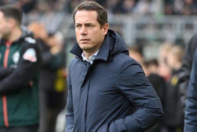 Lars Ricken schaut zur Seite.