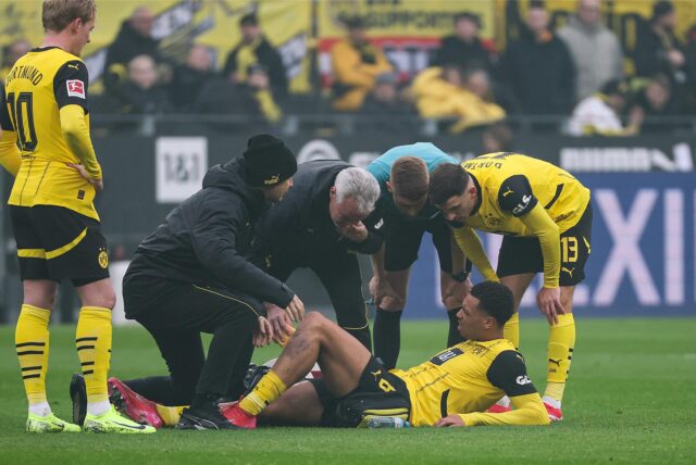 Felix Nmecha wird auf dem Platz am Knie behandelt.