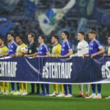 03.02.2024, Fussball, 2. Bundesliga, 18. Spieltag, Saison 2023/2024, FC Schalke 04 – Eintracht Braunschweig, Beide Mannschaften halten ein Spruchband für die Aktion #StehtAuf