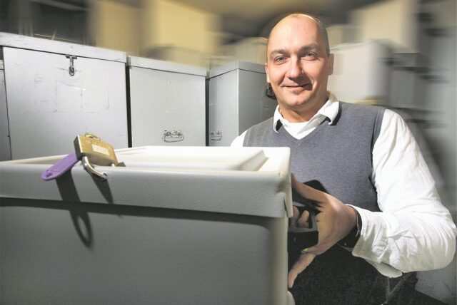 Thomas Hartl hält eine Wahlurne in der Hand.