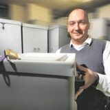 Thomas Hartl hält eine Wahlurne in der Hand.