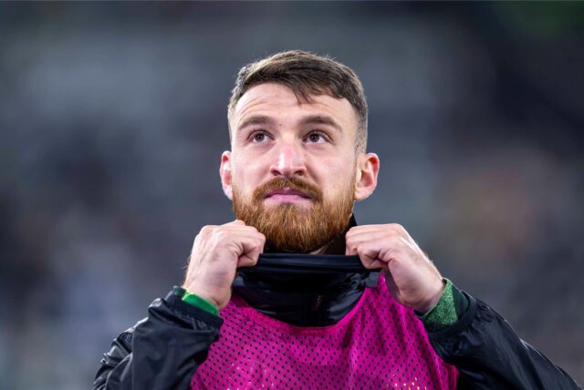 Salih Özcan schaut nach oben.