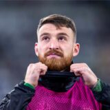 Salih Özcan schaut nach oben.