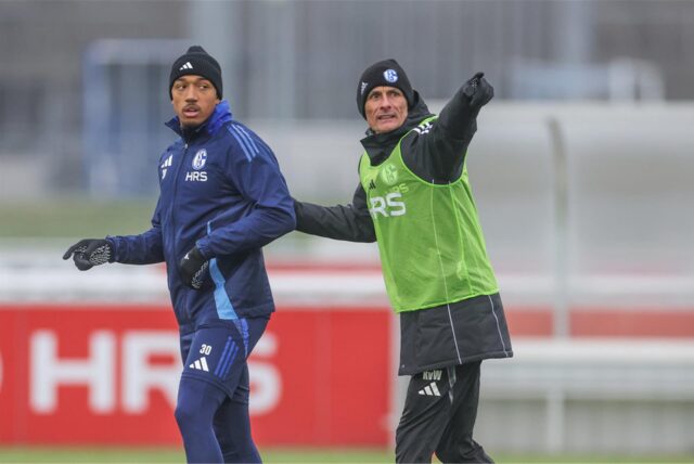 20.01.2025, Fussball, Saison 2024/2025, 2. Bundesliga, Training FC Schalke 04, v. l. Anton Donkor (FC Schalke 04), Cheftrainer Kees van Wonderen (FC Schalke 04)