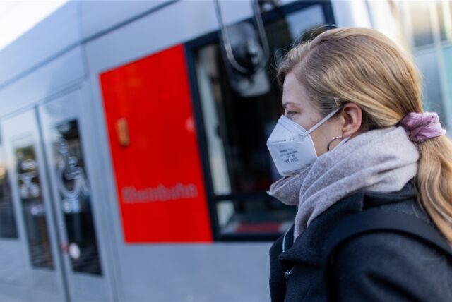 Eine Frau mit FFP2-Maske.
