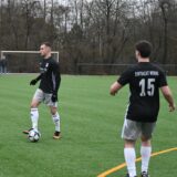 Spieler von Eintracht Werne laufen über das Fußballfeld.