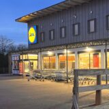 Totale von der Lidl Filiale am Nordberg in Bergkamen, in der Dämmerung.