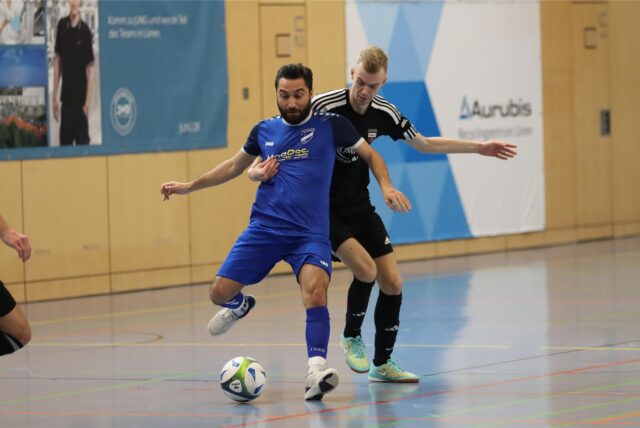 Bastian Ehrentraut (r.) im Zweikampf mit Enes Saglamcali vom TuS Niederaden.