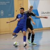 Bastian Ehrentraut (r.) im Zweikampf mit Enes Saglamcali vom TuS Niederaden.