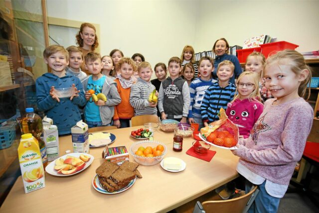 Grundschüler bekommen ein gesundes Frühstück