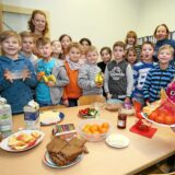 Grundschüler bekommen ein gesundes Frühstück