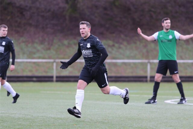 Sebastian Held vom SV Frömern bejubelt ein Tor im Testspiel gegen Platte-Heide.