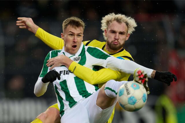 Joel Grodowski im Trikot von Preußen Münster im Zweikampf mit einem Gegenspieler.