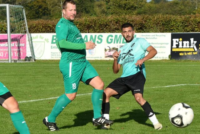 Drei Spieler spielen Fußball.