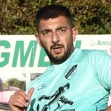 Drei Spieler spielen Fußball.